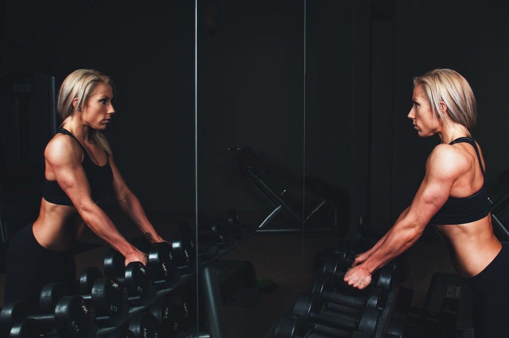 Camisetas, sudaderas y gorras personalizadas con mensajes inspiradores para hombres y mujeres, ideales para entrenamiento en gimnasio y deportes al aire libre.